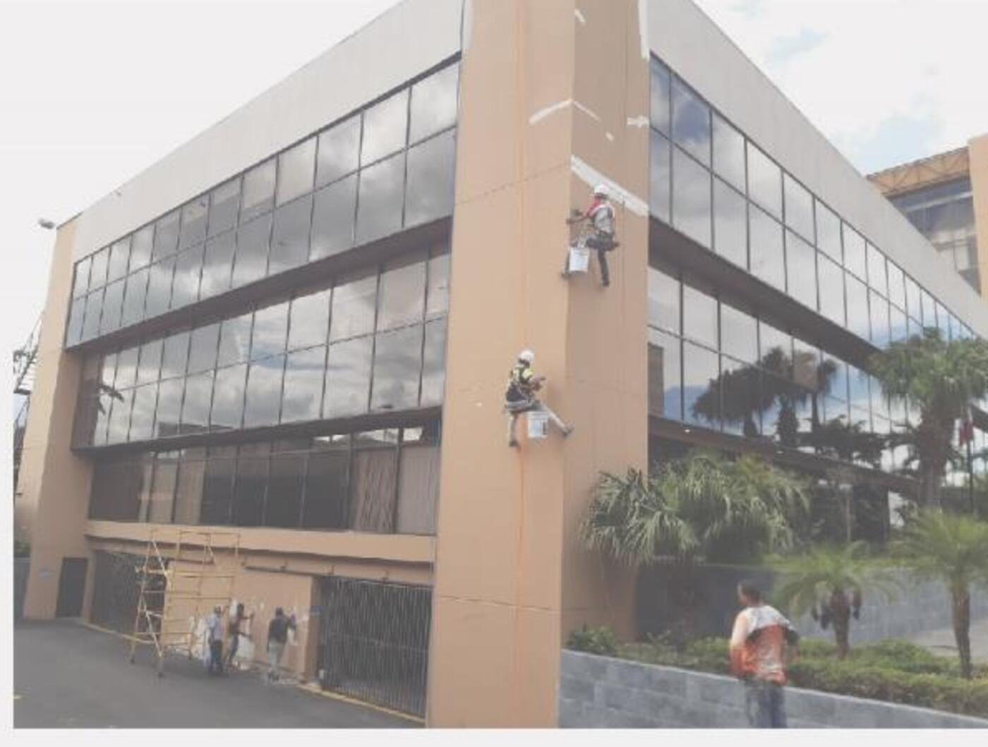 Estación de Bomberos ARFF AIJS — Pintura industrial · 2 000 m² · Alajuela